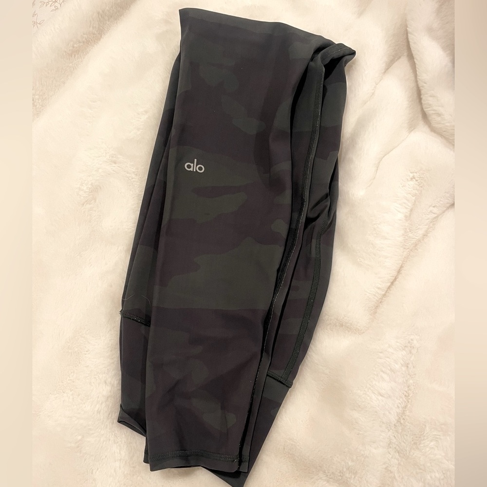 ALO Airbrush high waist leggings.  Cameo color.  Size Large.